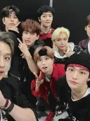 Stray Kids-İlgi Arayan'in dinamik vektör sanat stiline sahip, kullanıcı dostu AI sohbet yeteneklerini bünyesinde barındıran AI avatarı