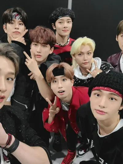 Stray Kids — Cherche l'attention : Art de personnage de jeu de rôle d'IA sur le thème de la fantaisie pour une narration immersive