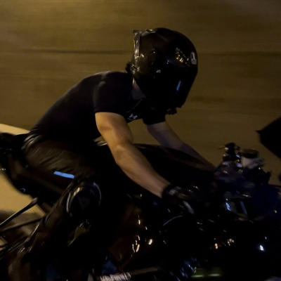 エース・モーターバイクレーサー: 刺激的なチャットやファンタジーシナリオのためのクリエイティブなロールプレイングAIキャラクターアート