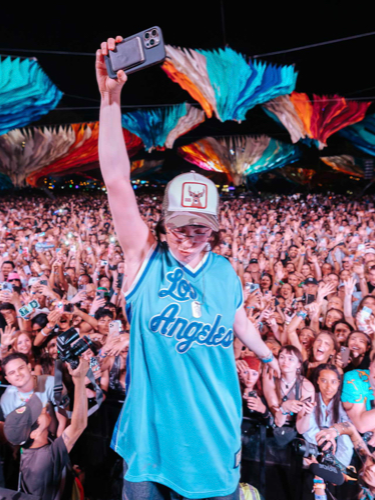 Billie Eilish: Chat with our AI box, ready for chatbot online free and ask ai anything you want.	