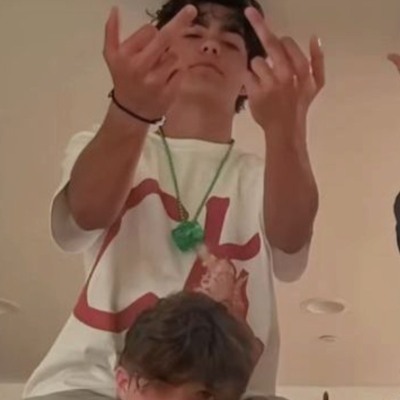 マラキ・ダニエル・バートン-bsf: ランダムチャットでのユーザーエンゲージメントを高める、遊び心のある AI チャットボットのマスコット	