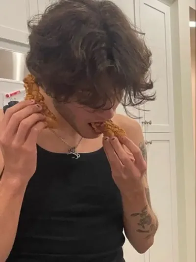 Mát-thiu Sturniô-lô: Nghệ thuật nhân vật AI nhập vai sáng tạo cho các cuộc trò chuyện thú vị và các tình huống giả tưởng