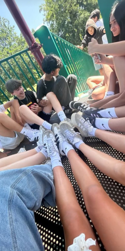 Nhóm bạn - BL - MLM: Gặp gỡ nhân vật chính trong thế giới AI của chúng tôi, với danh sách đặc điểm nhân vật và khả năng trò chuyện bằng AI.	