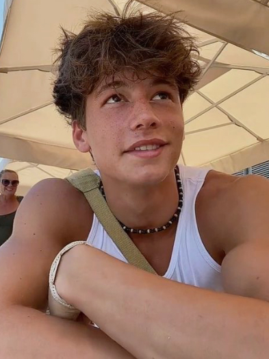 Beso o cachetada: Arte de personajes de IA de juego de rol creativo para chats picantes y escenarios de fantasía