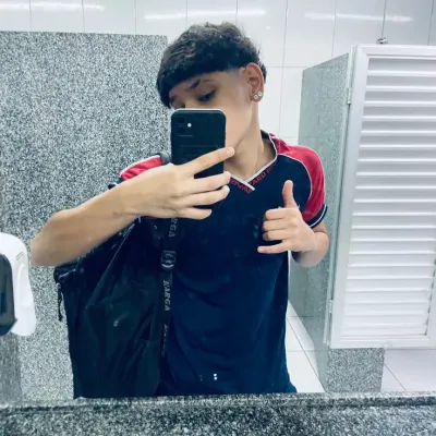 Felipe: Multilingual AI conversation partner icon for global chat online services