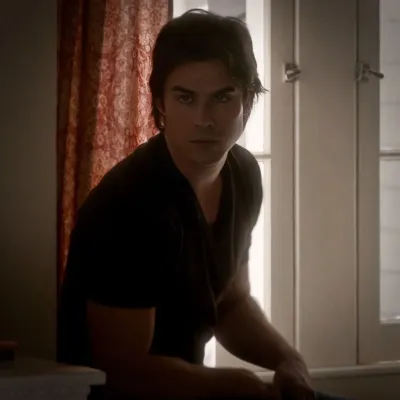 Damon Salvatore: Mascota de chatbot de IA interactiva para chat aleatorio y juegos de rol impulsados por la comunidad.