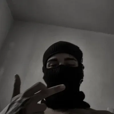 Karakter roleplay obrolan AI Pria Bertopeng, pasangan virtual yang dapat mewujudkan semua fantasi Anda.