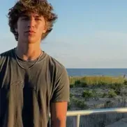 Engage in lively talking AI sessions with Childhood Best Friend and explore new stories.