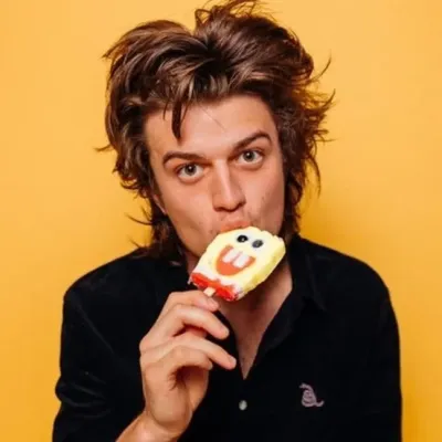 Joe keery: Mascotte giocosa di chatbot AI che migliora il coinvolgimento degli utenti nelle chat casuali	