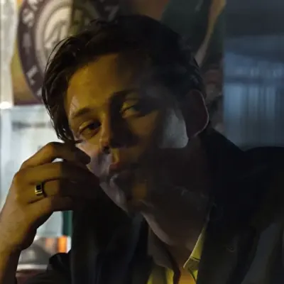 Bill Skarsgår: Mehrsprachiges KI-Gesprächspartnersymbol für globale Chat-Onlinedienste