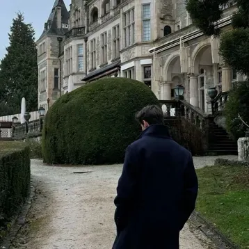 Lorenzo Berkshire: Emotionally intelligent AI companion portrait for deep conversations	