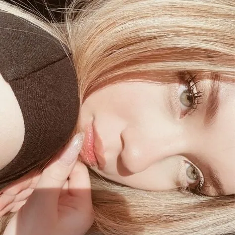 AI chat online character Luíza is awaiting your message; start the interaction now.