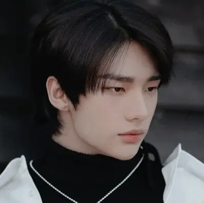 황현진: 랜덤 채팅 및 커뮤니티 중심 롤플레이를 위한 대화형 AI 챗봇 마스코트