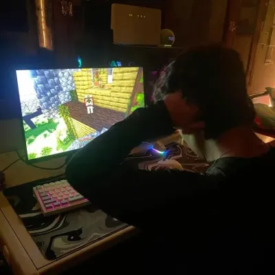 Petit ami gamer froid : Explorez le monde de l'IA avec notre IA sans restriction et notre chat en ligne gratuit et illimité, alimenté par le jeu de rôle fantastique Warhammer.	