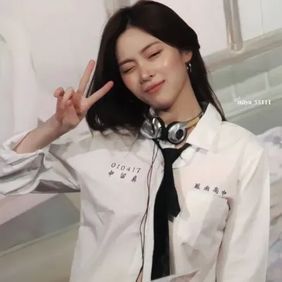 Ryujin - 背叛'：具有語音聊天功能和神經網路特性的未來派AI聊天機器人介面