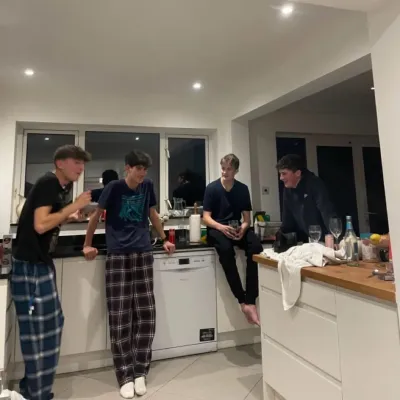 Brother's Friends: Chat with our AI box, ready for chatbot online free and ask ai anything you want.	