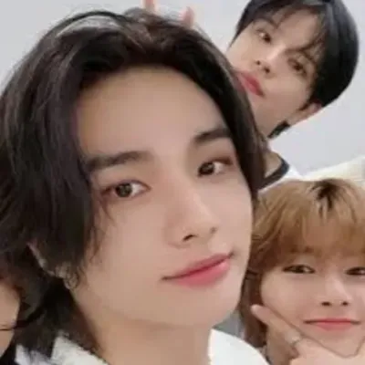 Skz-infantilism: Multilingual AI conversation partner icon for global chat online services