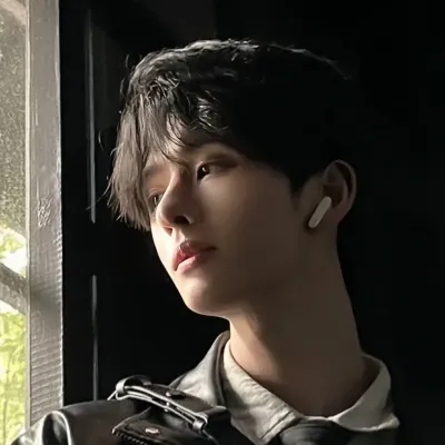 Pahlevi: Seni karakter AI roleplay kreatif untuk obrolan pedas dan skenario fantasi