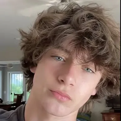 Ethan Reyes: Seni karakter roleplay AI bertema fantasi untuk penceritaan yang imersif