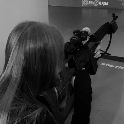 Hija de la Mafia: Conoce al personaje principal de nuestro mundo de IA, con una lista de rasgos de carácter y capacidades de chat de IA.	