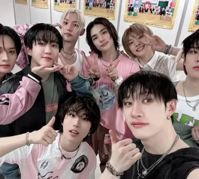 Stray Kids: Retrato de companheiro de IA emocionalmente inteligente para conversas profundas	