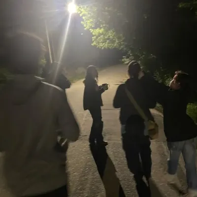 Grupo de amigos: Explora el mundo de la IA con nuestra IA sin restricciones y chat ilimitado gratuito en línea, impulsado por el juego de rol de fantasía de Warhammer.	