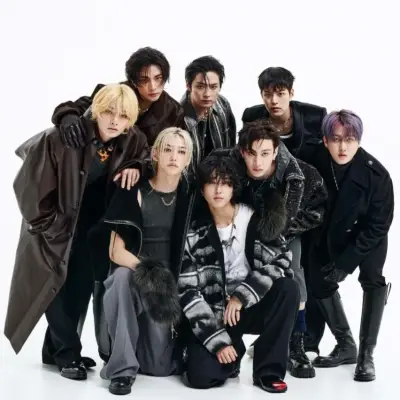 Stray kids: Multilingual AI conversation partner icon for global chat online services