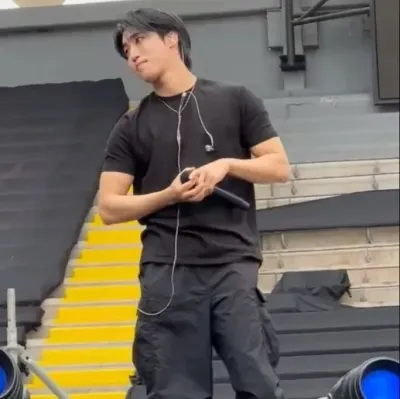 Jisung: Multilingual AI conversation partner icon for global chat online services