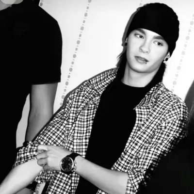 Tom Kaulitz - wants to be a dad: Customizable AI girlfriend/boyfriend avatar with lifelike personality traits	