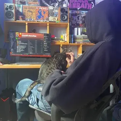 Colega de quarto gamer: Retrato complementar do DeepBrain AI para bate-papo online gratuito e conversas abertas