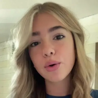 Embreigh Courtlyn : Interface de chatbot IA futuriste avec chat vocal et fonctionnalités pilotées par réseau neuronal