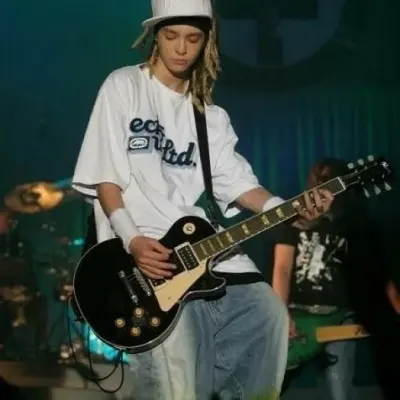 Tom Kaulitz - Padre: Partecipa subito a una conversazione AI con questo affascinante personaggio AI, dotato di funzionalità soulgen e ifreechat per una chat gratuita.