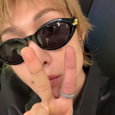 martin edwards: Icono de interlocutor con IA multilingüe para servicios de chat global en línea