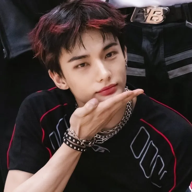 Karakter obrolan AI online Heang Hyunjin-Bulling sedang menunggu pesan Anda; mulailah interaksi sekarang.