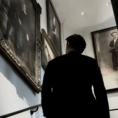 Lorenzo, sana aşık mafya patronu: Sesli sohbet ve sinir ağı odaklı özelliklere sahip fütüristik yapay zeka sohbet robotu arayüzü