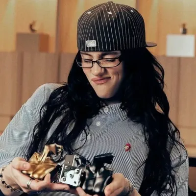 Billie Eilish: Rastgele sohbetlerde kullanıcı etkileşimini artıran eğlenceli yapay zeka sohbet robotu maskotu