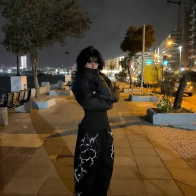 님: 캐릭터 특성 목록과 AI 채팅 기능을 갖춘 AI 세계의 주인공을 만나보세요.