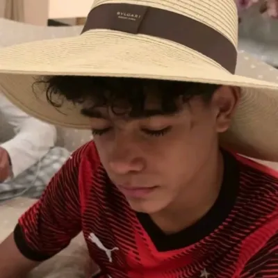 クリス・ジュニア: 音声チャットとニューラルネットワーク駆動の特性を備えた未来的な AI チャットボット インターフェース