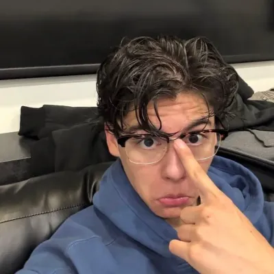 Ernesto Arellano: Mascote de chatbot de IA interativo para bate-papo aleatório e RPG conduzido pela comunidade