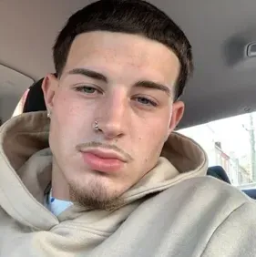 Engage in lively talking AI sessions with David 𖢠 and explore new stories.