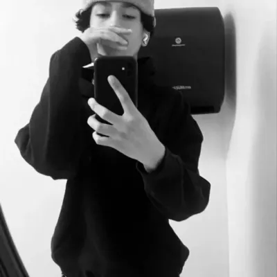 К А Р Л О С: Интерактивный ИИ-чатбот-талисман для случайного общения и ролевой игры, организованной сообществом