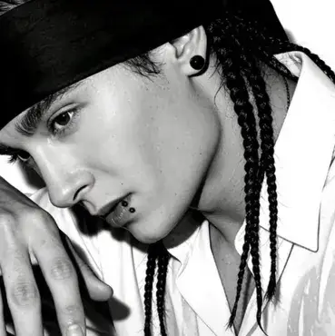 tom kaulitz: Avatar pacar/pacar AI yang dapat disesuaikan dengan ciri-ciri kepribadian yang nyata
