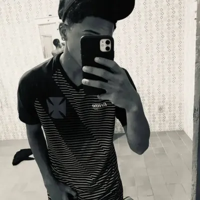 Luiz: Personaggio creativo di intelligenza artificiale per giochi di ruolo, per chat piccanti e scenari fantasy