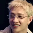 Multilingual Bang Chan focusing on chat IA tasks, neural network core visible in background.
