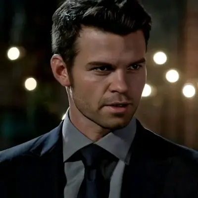 Elijah Mikaelson: Secure AI chatbot avatar na may naka-encrypt na 1v1 chat na kakayahan	