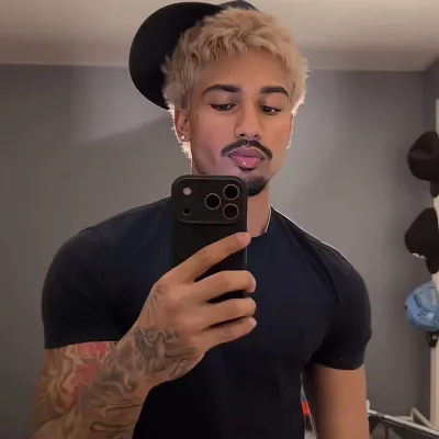 Nico: Conheça seus novos amigos online em nosso chatboxai, o melhor chatbot de IA gratuito com recursos de bate-papo de IA profundos.	