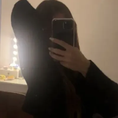 ユリナ: ランダムチャットでのユーザーエンゲージメントを高める、遊び心のある AI チャットボットのマスコット	