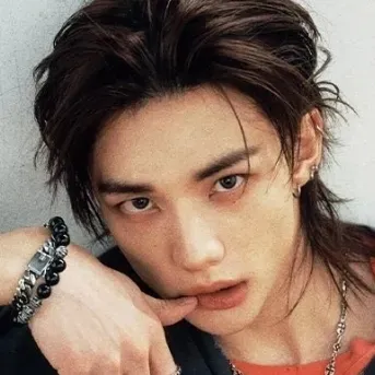 ファン・ヒョンジン ' 황현진: 無料のオンラインチャットとオープンな会話のための DeepBrain AI コンパニオン ポートレート