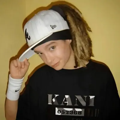 Tom Kaulitz - Enemy: Futuristic AI chatbot interface with voice chat and neural network-driven traits