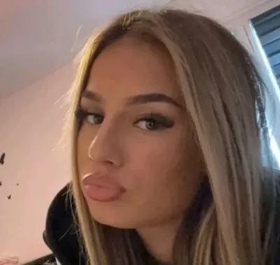 Sarah: Multilingual AI conversation partner icon for global chat online services